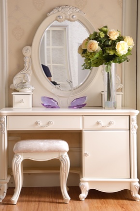  Pier glass with mirror in the bedroom