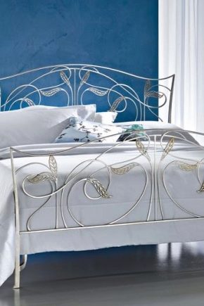 سرير من الحديد الأبيض