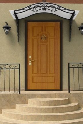  A privát ház bejárati ajtói