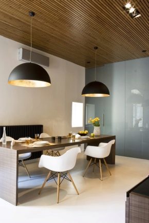  Il soffitto delle doghe in legno nel design degli interni