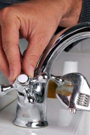  Làm thế nào để sửa vòi nước nhỏ giọt trong phòng tắm: các tính năng của các thiết kế khác nhau