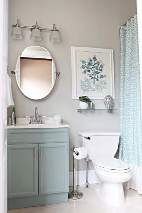  I hvilken høyde henger et speil over vasken på badet?
