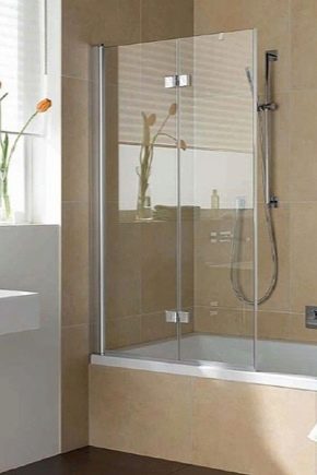  Vlastnosti použití a instalace skleněných závěsů do koupelny