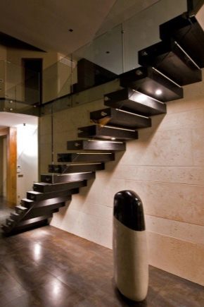  Reliés par une marche: les principaux éléments des escaliers en bois
