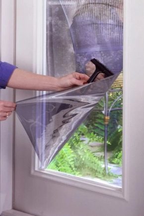 Proteção contra o calor: escolha um filme espelhado nas janelas