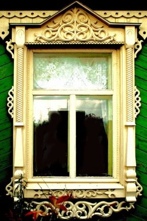  लकड़ी के घर में खिड़कियों पर प्लेटबैंड के चयन की विशेषताएं