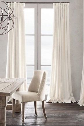  White curtains - isang naka-istilong solusyon.