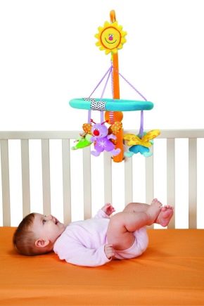Đồ chơi cho giường cho trẻ sơ sinh: loại và mẹo để lựa chọn