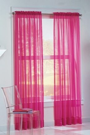  Rózsaszín függöny a belső térben