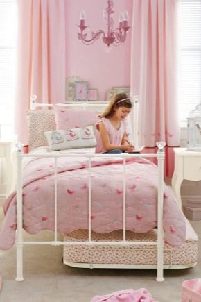 Kız için yatakta bebek battaniyesi seçimi