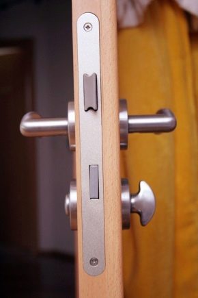  Hoe het slot in een houten deur te raken?