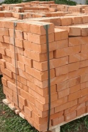  How much does a brick pallet weigh and what does the weight depend on?