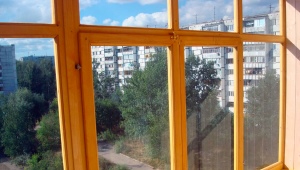  May glazed balconies na may wooden frames