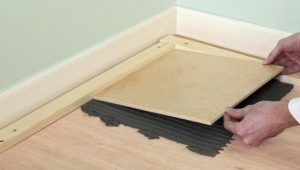  كيفية وضع البلاط على أرضية خشبية؟
