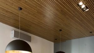  Il soffitto delle doghe in legno nel design degli interni