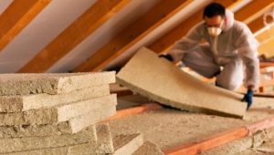  De subtiliteiten van isolatie van het plafond in een huis met een koud dak