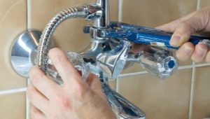  إصلاح صنبور في الحمام: تبديل الكسارة في الحمام