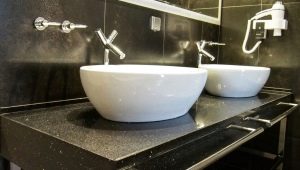  Chọn một quầy trong phòng tắm bằng đá nhân tạo với bồn rửa