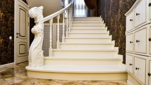 Evin iç tasarımında beyaz merdiven