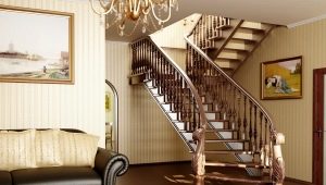  Características de escadas de madeira maciça e design no interior de uma casa privada