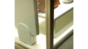  Caracteristici de închidere de pardoseală pentru uși din sticlă