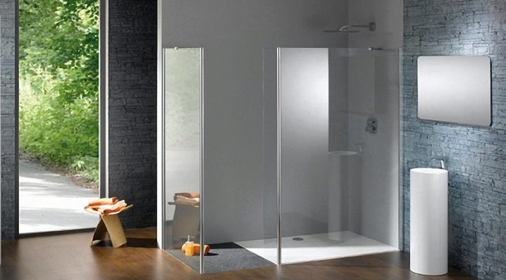  Glass shower enclosures with a tray: variations