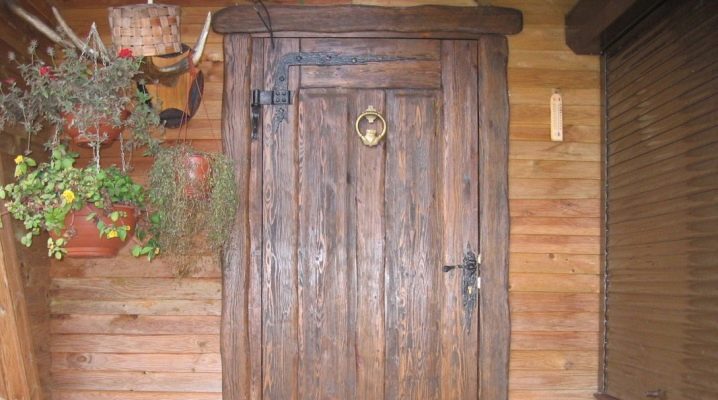  A fából készült ház ajtói