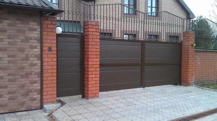  How to choose a gate with a wicket door to give and a private house