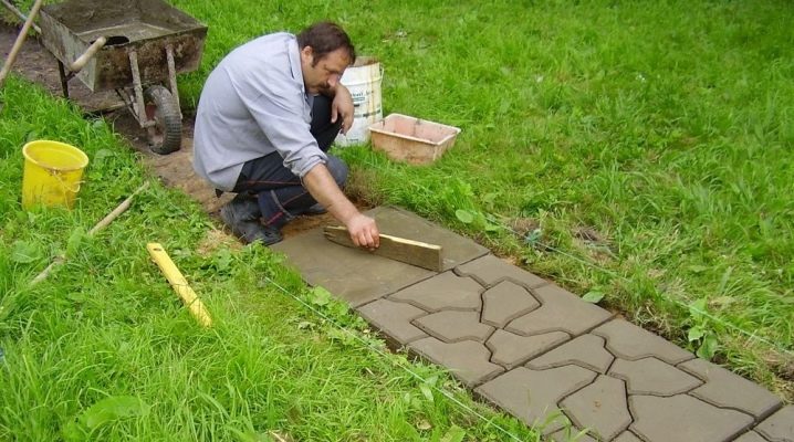  Laying paving slabs in the country with their own hands