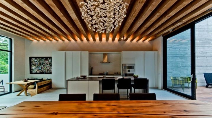 Houten plafond in het appartement: mooie ideeën in het interieur