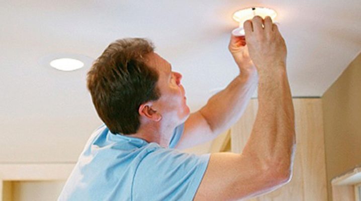  كيفية تغيير مصباح كهربائي في سقف تمتد؟