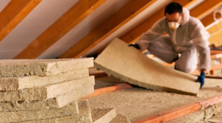  De subtiliteiten van isolatie van het plafond in een huis met een koud dak