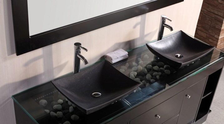  Crni umivaonik u dizajnu modernog stana