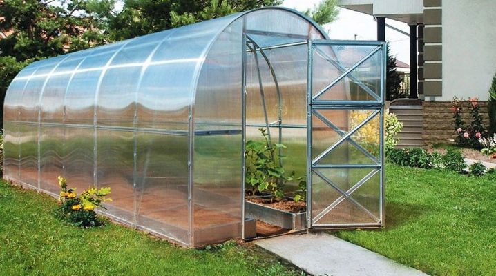  Country greenhouse 2DUM: kenmerken en subtiliteiten van installatie
