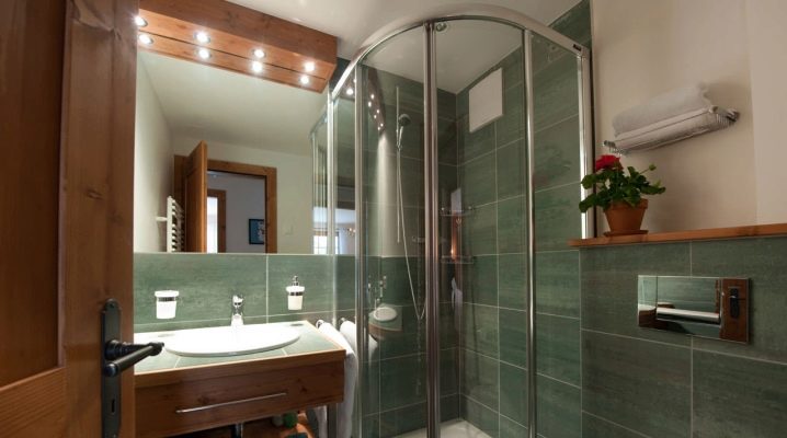  Cabina doccia nel design degli interni di un piccolo bagno