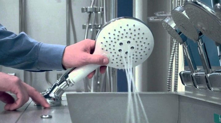 Come smontare correttamente l'annaffiatoio dalla doccia con un interruttore?