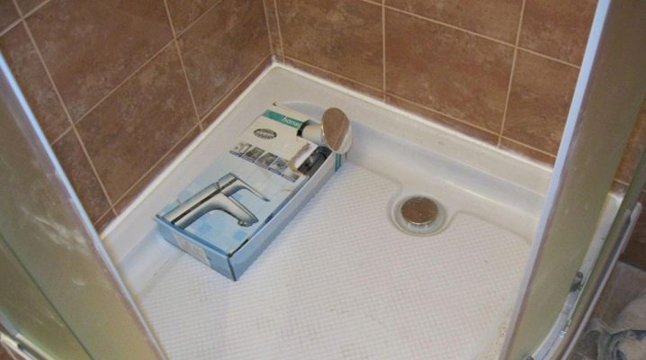  Instal·lació adequada de la safata de dutxa