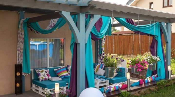  Gordijnen voor tuinhuisjes, terrassen en veranda's: kenmerken en variëteiten