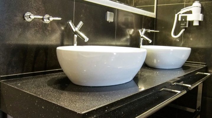  Chọn một quầy trong phòng tắm bằng đá nhân tạo với bồn rửa