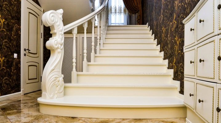  Бяло стълбище в интериорния дизайн на къщата