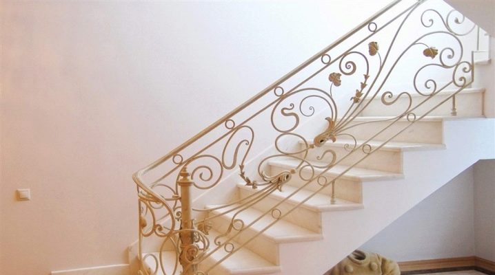  Krásné kované železné zábradlí pro schody: od projektu k instalaci