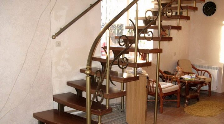  Σκαλοπάτια της σκάλας: από τι κατασκευάζεται και πώς είναι εγκατεστημένο;