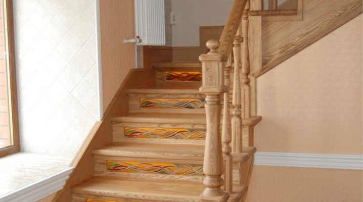  Zalety i wady konstrukcji schodów jesionowych