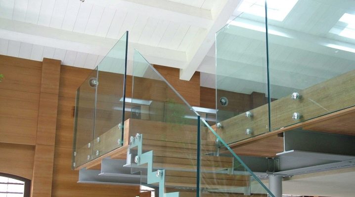  Üveg lépcsők: gyönyörű házak a ház belsejében