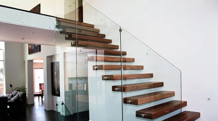 Trilhos de vidro: designs elegantes e leves em design de interiores