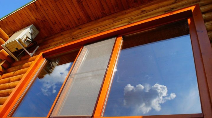  Die Details des Installierens von Fenstern in einem Holzhaus