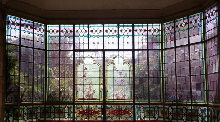  หน้าต่างกระจกสี: โซลูชันที่ทันสมัยสำหรับบ้านของคุณ