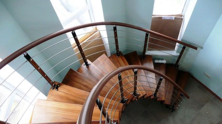  Scegliere le ringhiere per le scale: una varietà di forme e materiali.