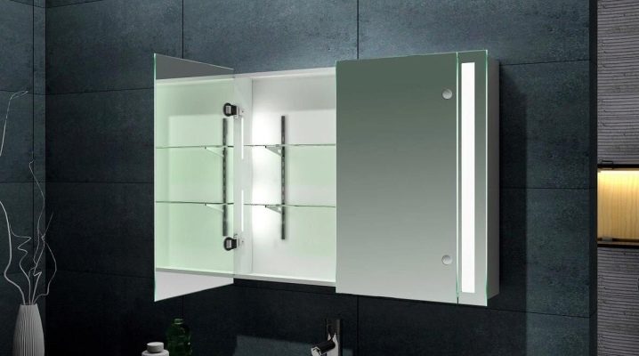  Mirror shelves: a necessary attribute of a bathroom