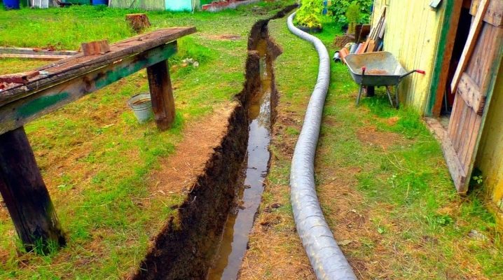  Fosse de drainage: les avantages et les inconvénients d'un système ouvert de drainage de l'eau